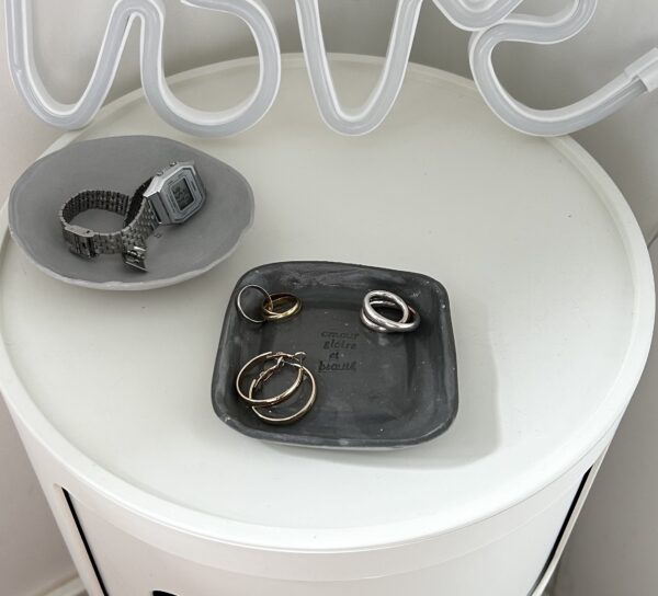 VIDE-POCHE - AMOUR GLOIRE ET BEAUTÉ - FAIT MAIN - GRIS – Image 2