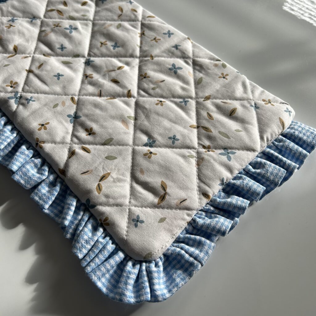 Pochette fleurie a froufrous