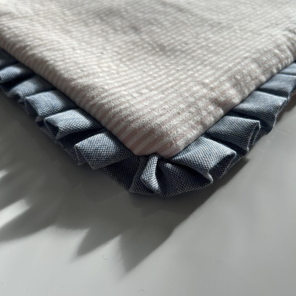 Coin de pochette à froufrous