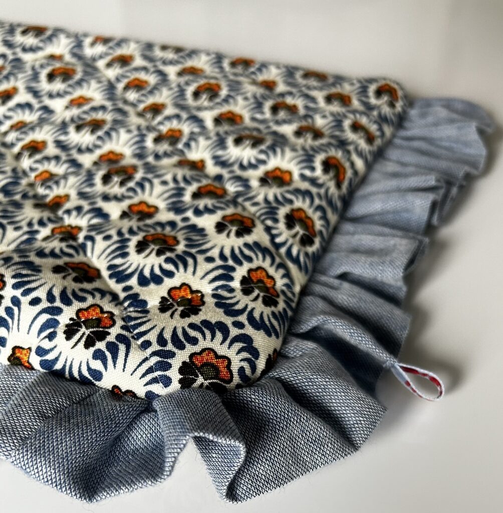 Pochette matelassée et à froufrous